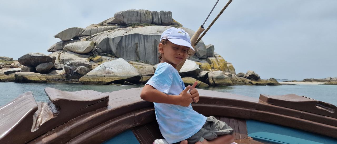 Un niño se acerca al archipiélago de Sálvora a bordo del &quot;Chasula&quot;.