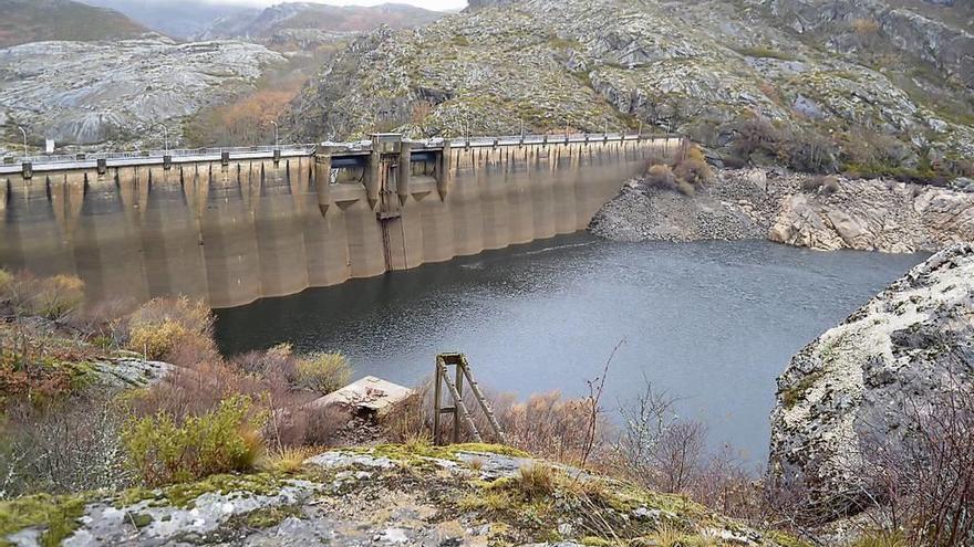 Presa sobre el río Bibey, en la alta Sanabria.