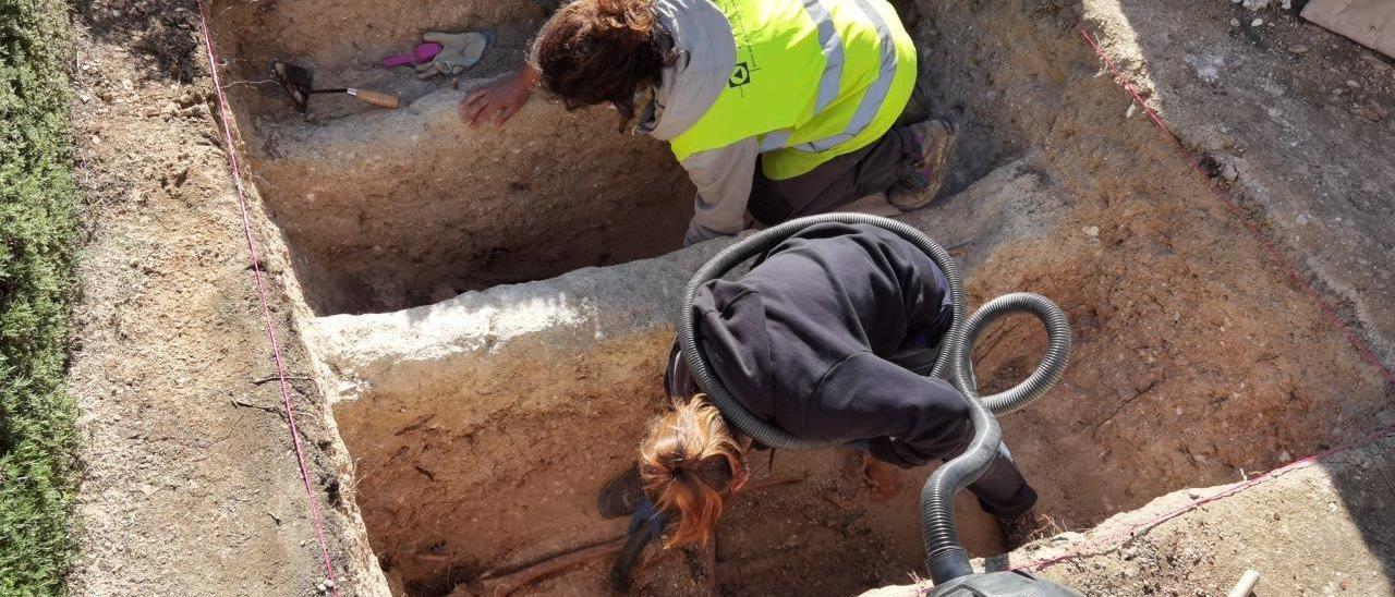 Trabajos de exhumación en el cementerio de Porreres.