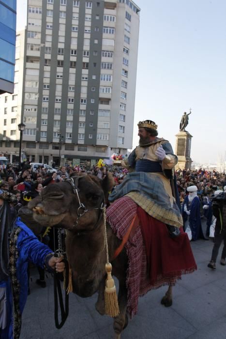 Una multitud recibe a los Reyes Magos en Gijón.