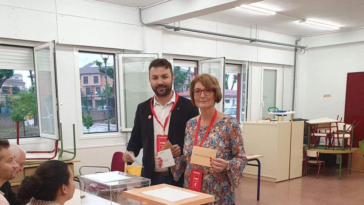 Rafaela Aliaga y Carles Arques votando en Rafelguaraf.
