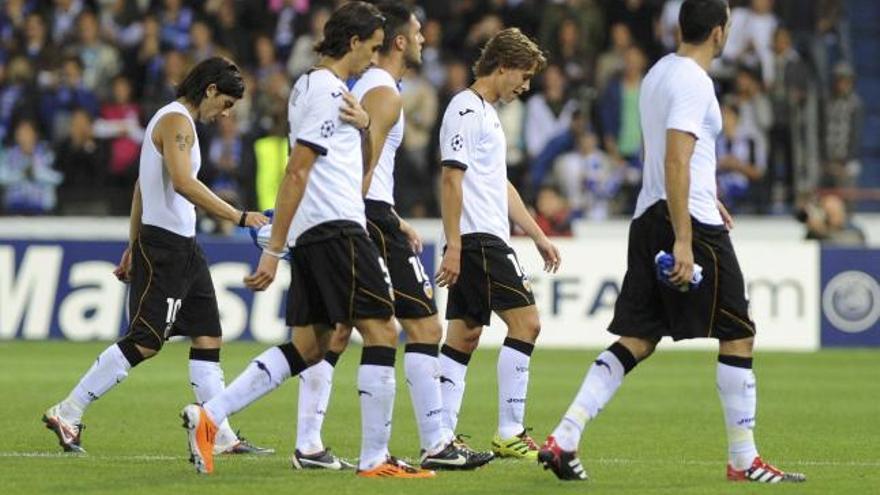 Ever Banega, Memeht Topal, Victor Ruiz, Sergio Canales y Adil Rami, anoche cuando cabizbajos y contrariados abandonaban el estadio.