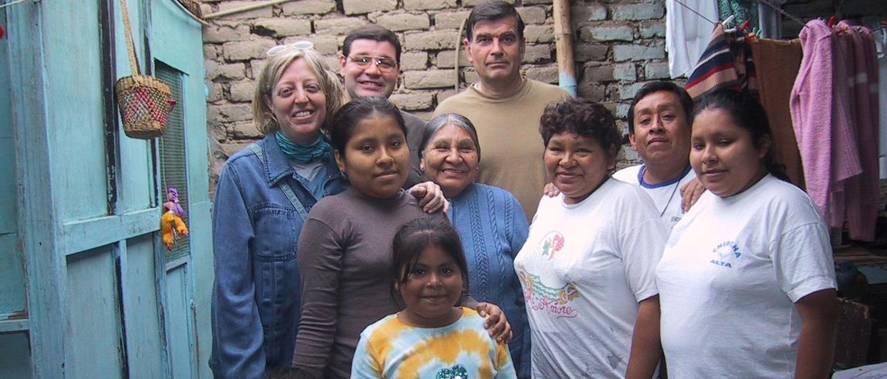 Una delegación de Aldea Moret visita el hogar de una de las niñas becadas.