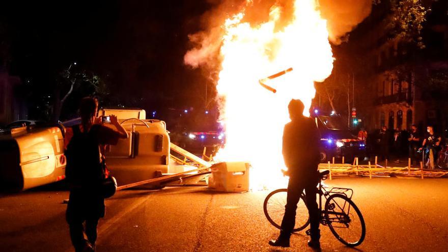 Alguns manifestants van cremar contenidors a la ronda de Sant Pere |