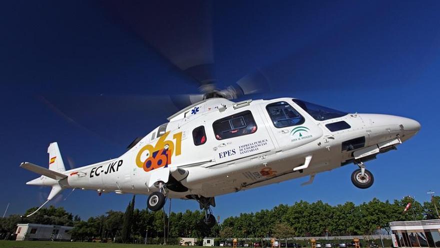 Un helicóptero de EPES se llevó el trabajador herido al hospital.