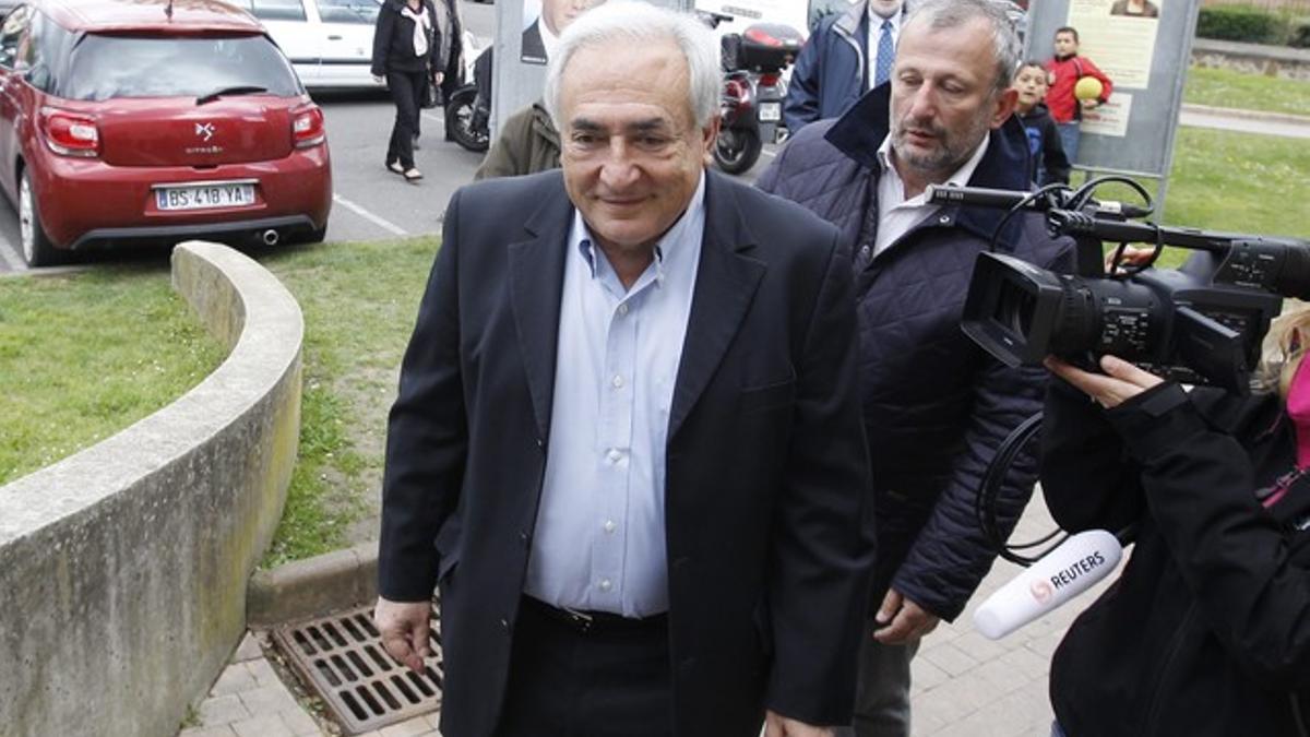 Dominique Strauss-Kahn abandona el colegio electoral en la primera vuelta de las presidenciales francesas, el 22 de abril, en Sarcelles.