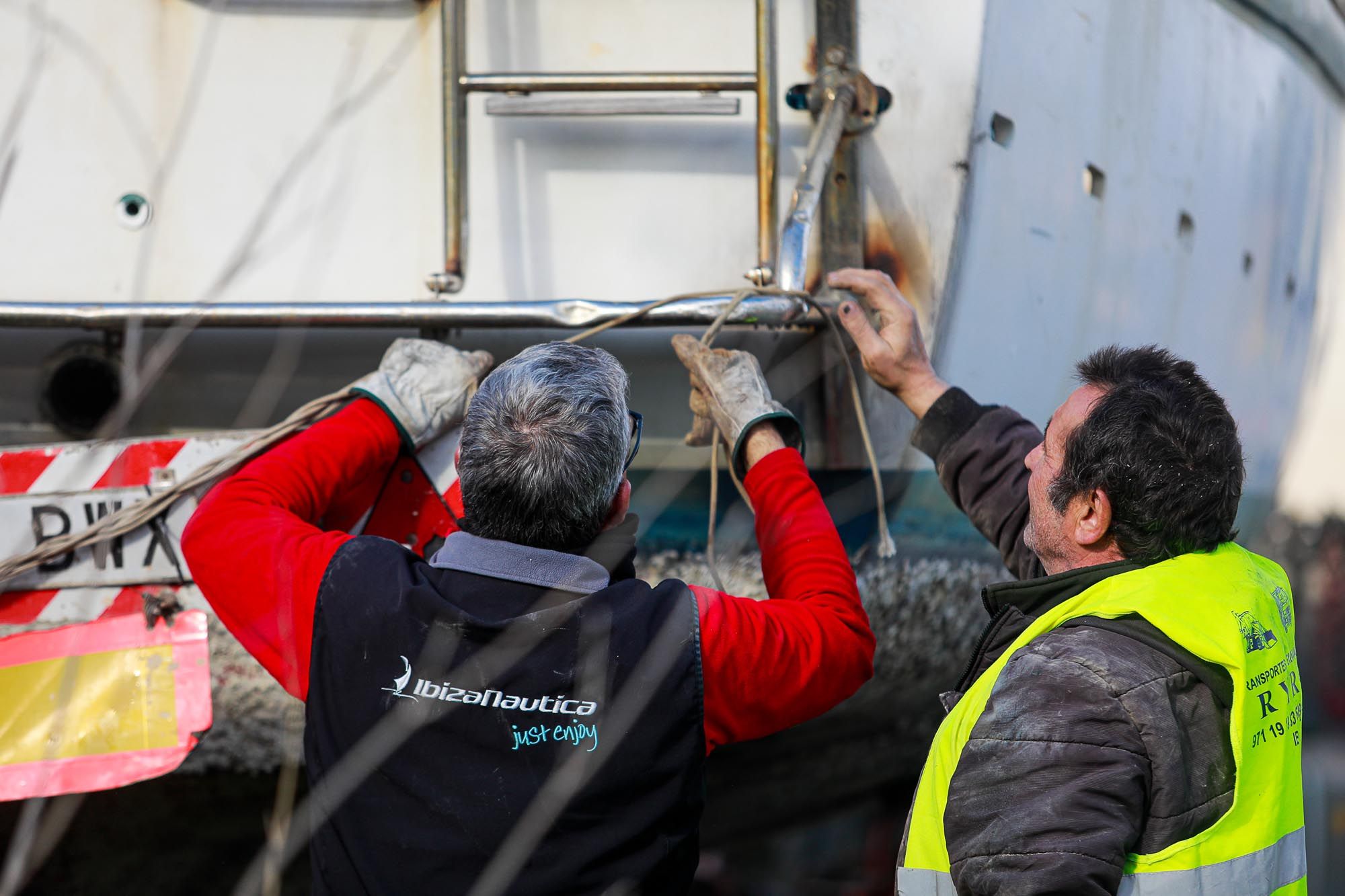 Retirada de barcos almacenados ilegalmente en Cala Tarida