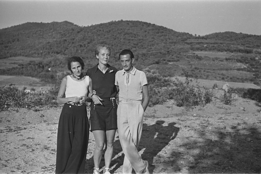 Gala i Salvador Dalí i (al centre) Roussadana Mdivani, muller del pintor Josep Maria Sert. Cap Roig (1932-1938)