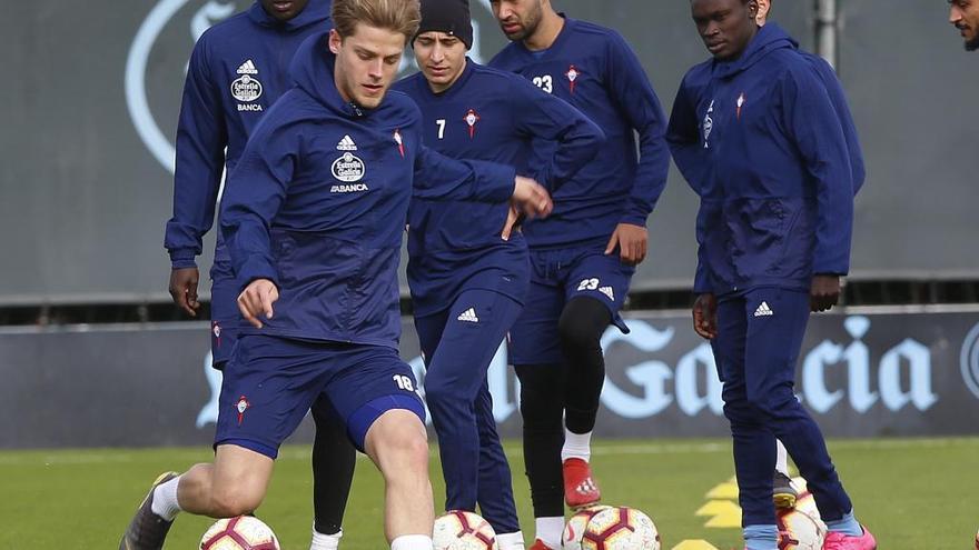Jensen controla un balón, durante un entrenamiento en A Madroa. // R. Grobas