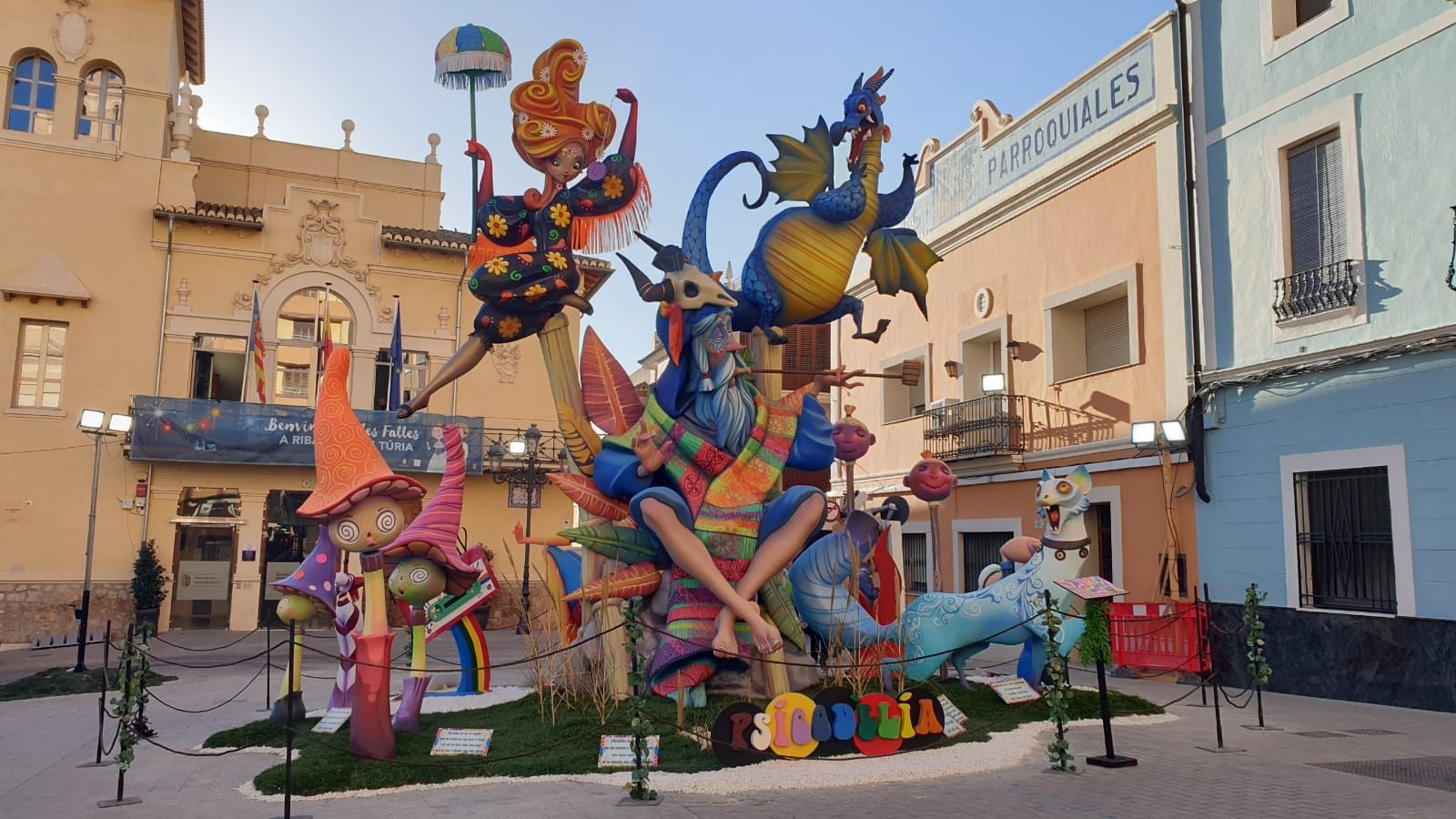 La Falla La Unió de Riba-roja de Túria se hace con el primer premio de la galla grande y la infantil.