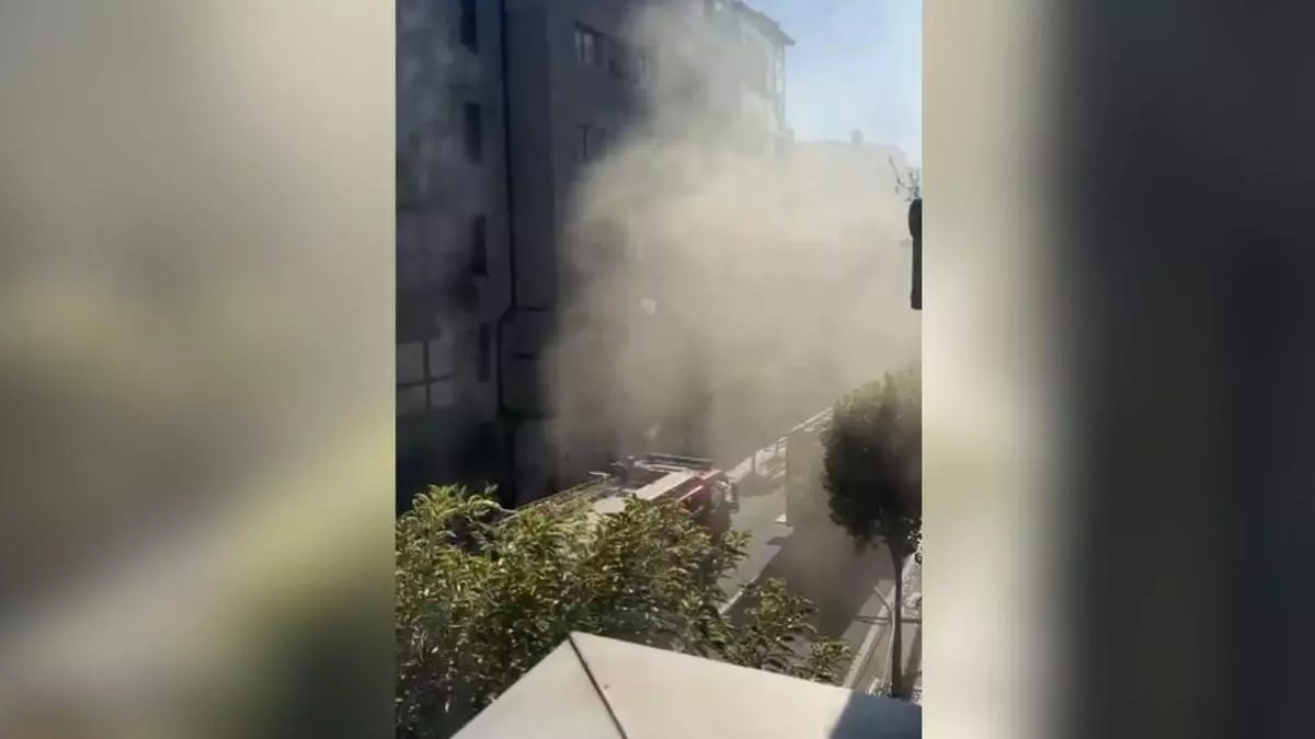 Nuevo incendio en el garaje de Sanjurjo Badía que ya ardió el viernes: dos coches afectados, desalojo de los vecinos y corte de la calle