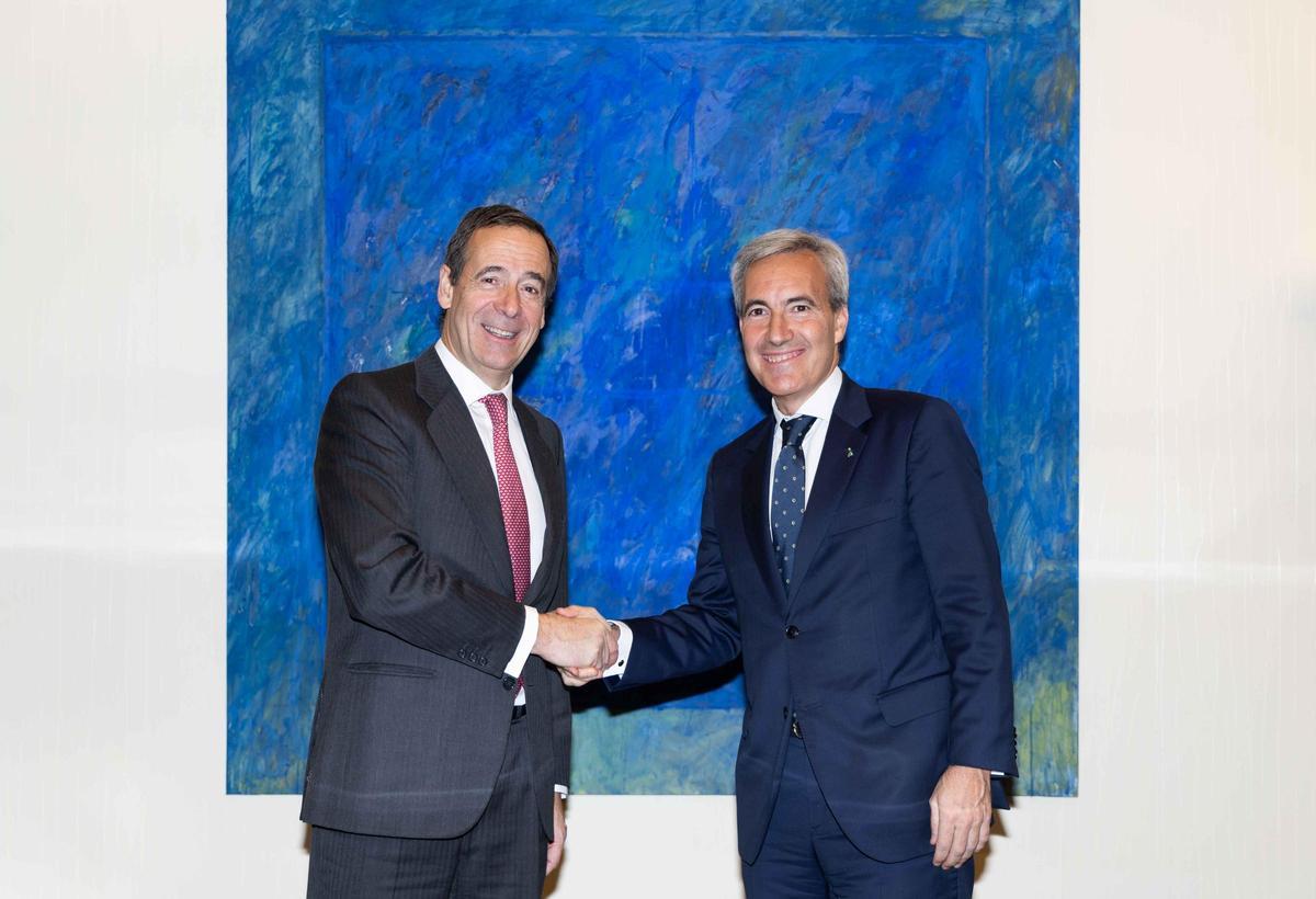 Gonzalo Gortázar, consejero delegado de CaixaBank, y Alejandro Oñoro, consejero delegado de ILUNION, en la firma del acuerdo.