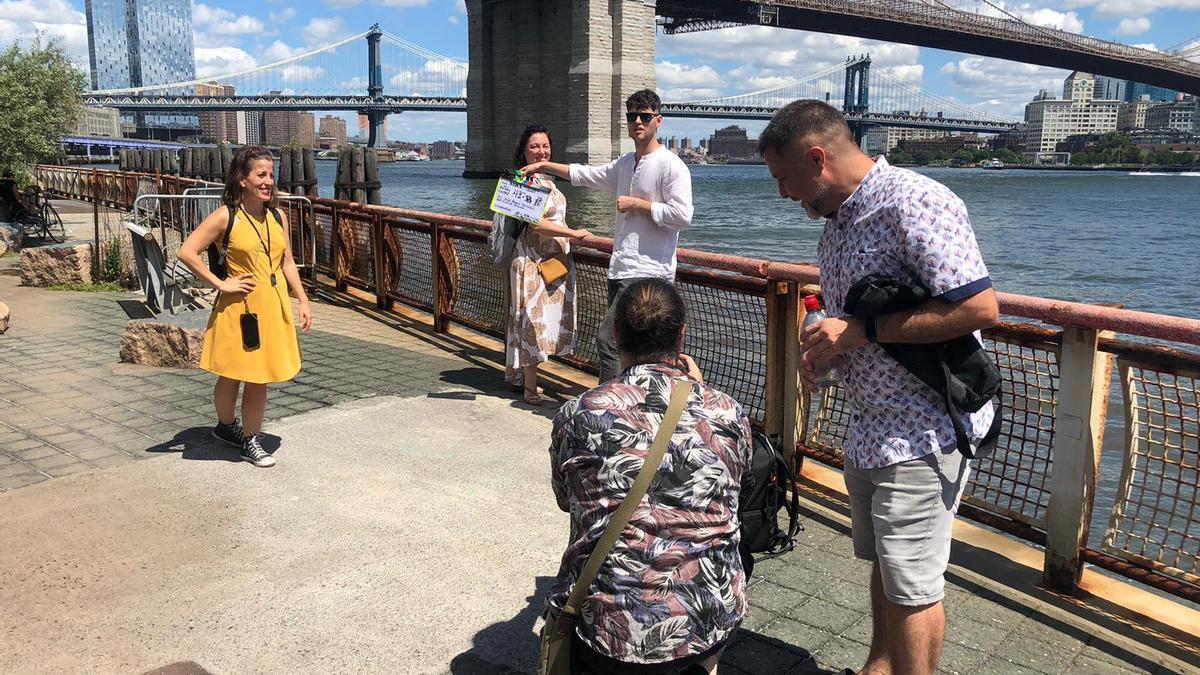 Rodaje del documental 'Libros: el legado de Alantansí' en el puente de Brooklyn.