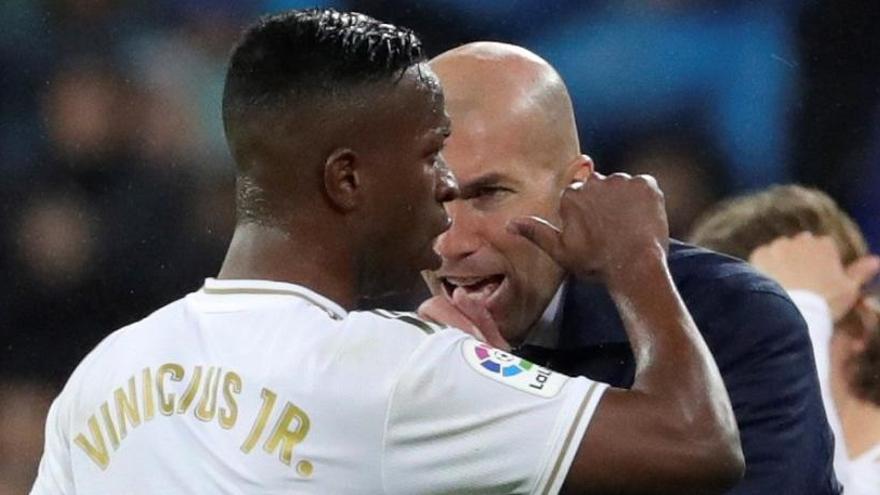 Vinicius celebra su gol junto a Zidane.