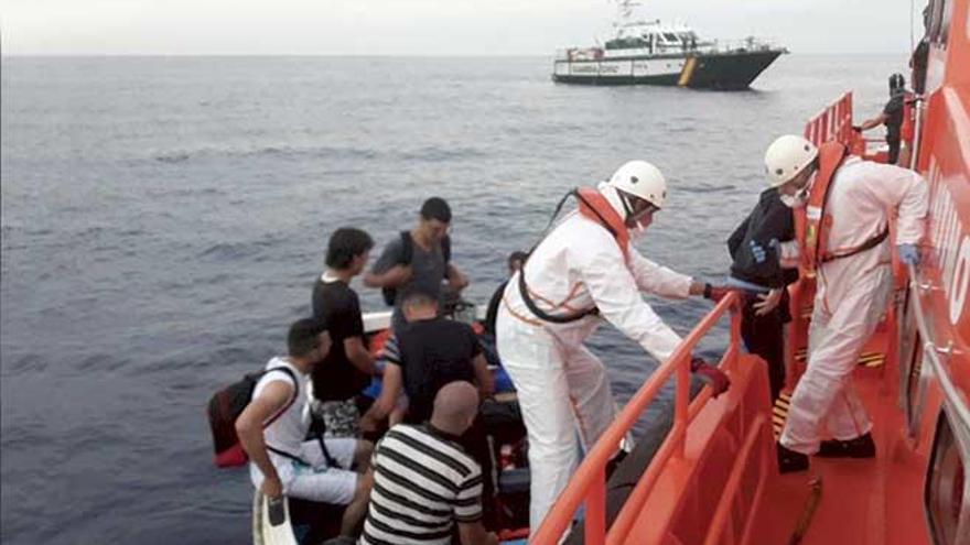 Rescate de Salvamento Marítimo de los trece ocupantes de la patera localizada ayer cerca de Cabrera.