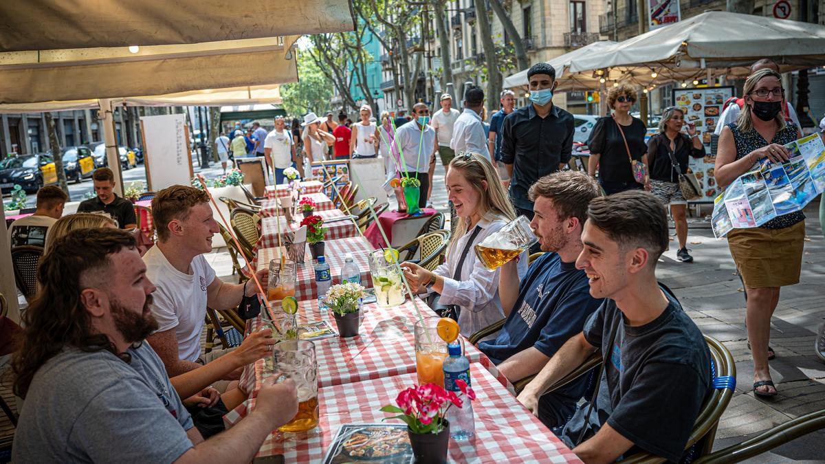 Unos turistas toman unas bebidas en una terraza de la Rambla, esta semana.