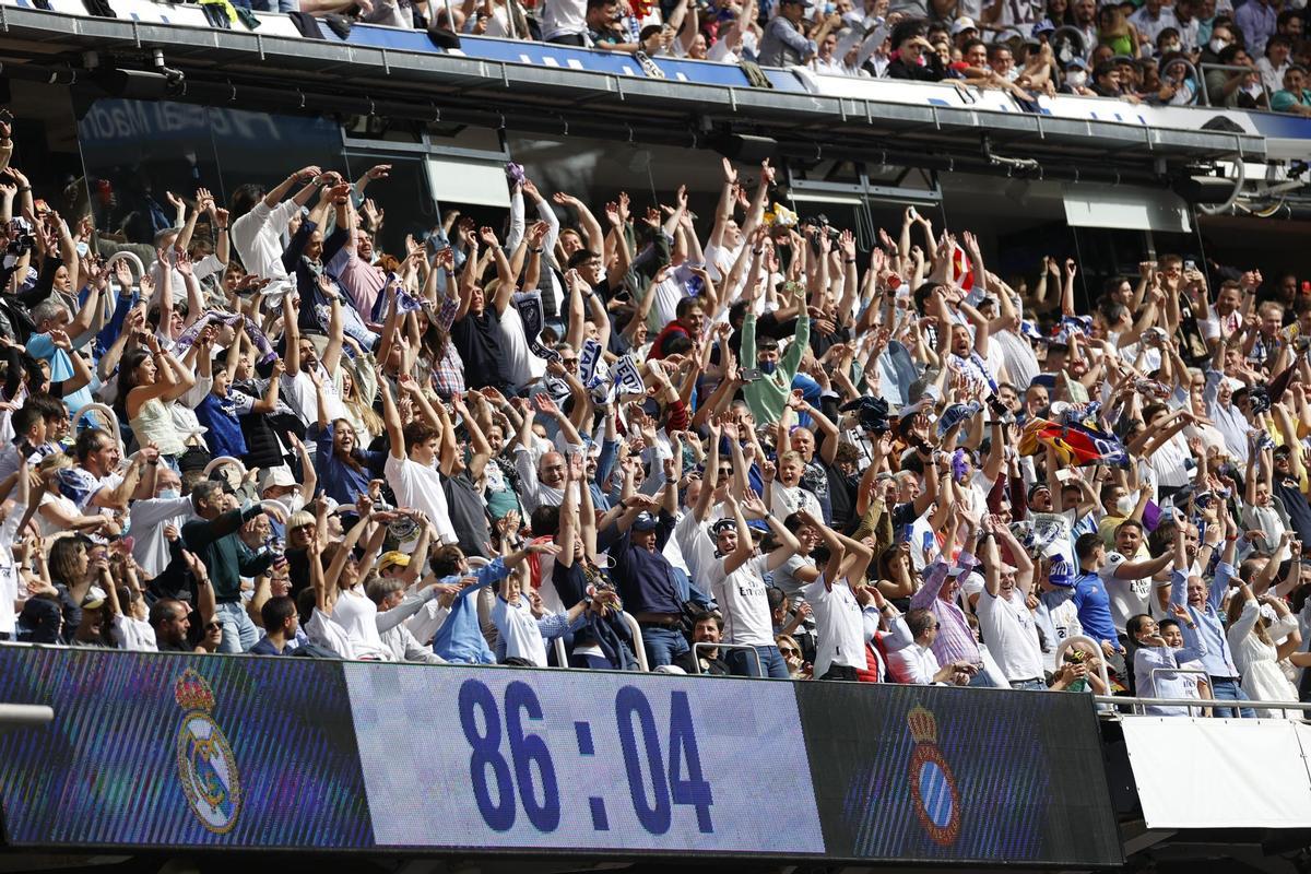 MADRID, 30/04/2022.- AFicionados del Real Madrid animan al equipo, durante el partido de Liga que Real Madrid y Espanyol disputan este sábado en el estadio Santiago Bernabéu de la capital. EFE/MARISCAL