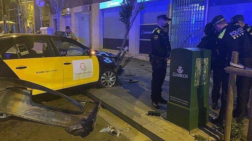 Detenido por robar un taxi a punta de navaja y estrellarlo contra un árbol en Sants