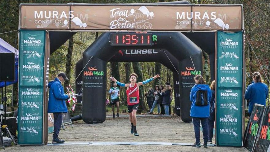 Nico Lorenzo, cruzando la línea de meta.