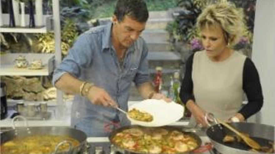 Banderas cocina paella en la televisión brasileña