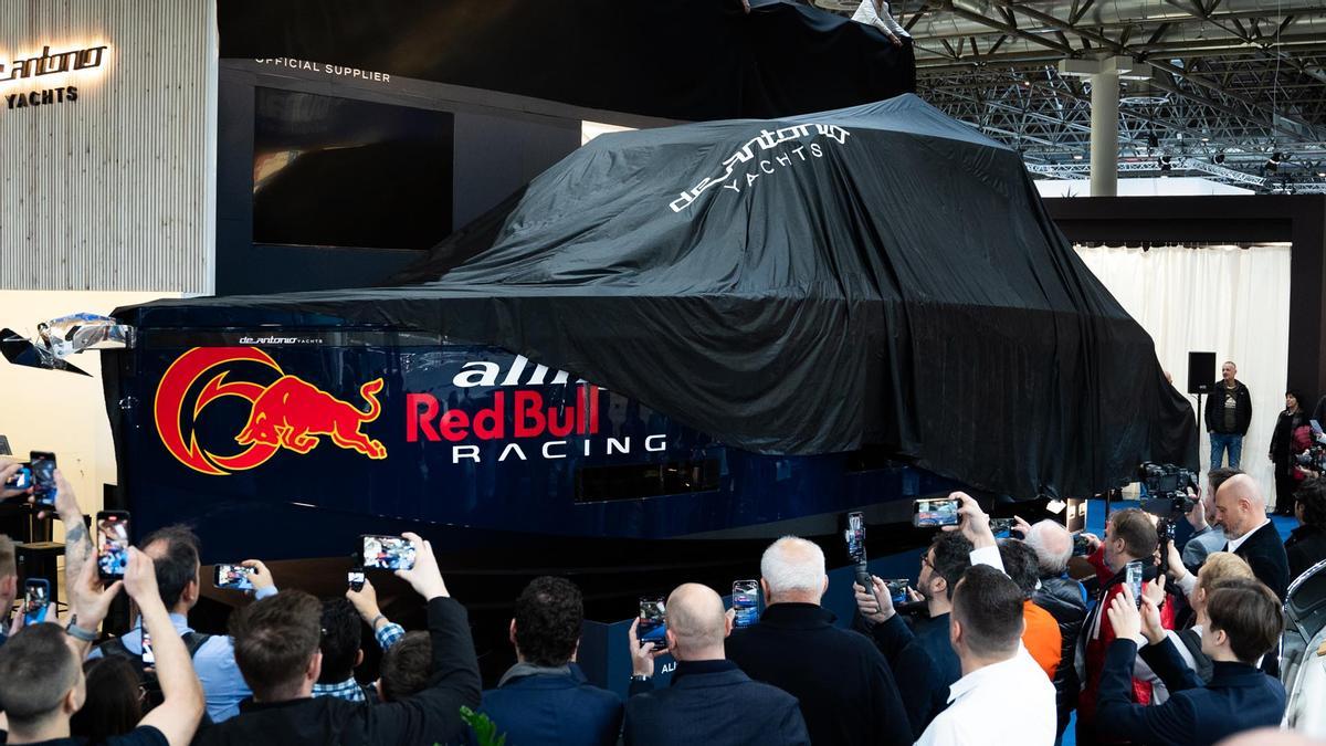 De Antonio Yatchs crea un barco especial de espectadores para el Alinghi Red Bull Racing de la Copa América de vela.