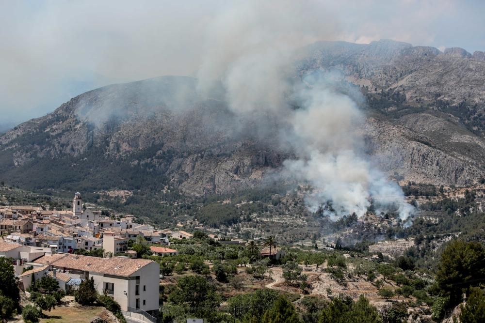 Incendio forestal en el pantano de Guadalest