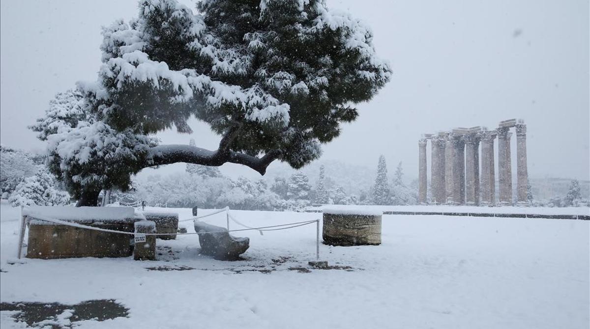 El Templo de Zeus, en Atenas, cubierto de nieve.