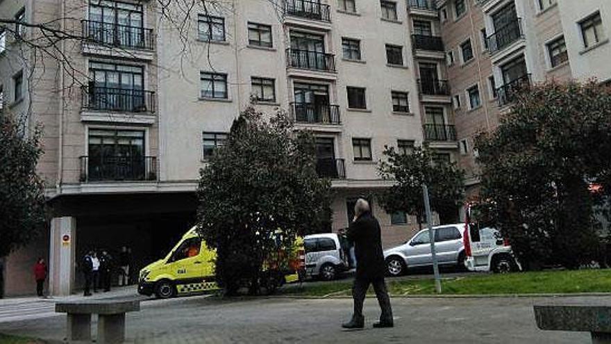 Imagen de edificio desde el que ha caído el menor.