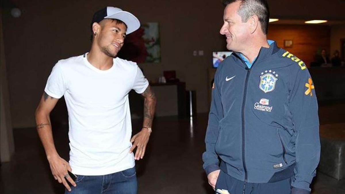 Neymar, con Dunga en una concentración de Brasil