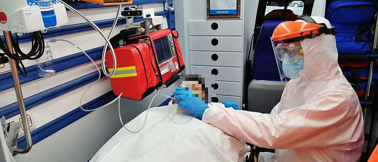 Un técnico de emergencias de Vigo atiende a un paciente en la ambulancia.   | // FDV