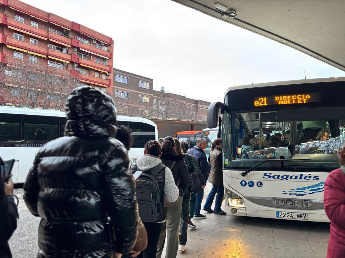 Colas en la estación de Fabra i Puig para tomar autobuses