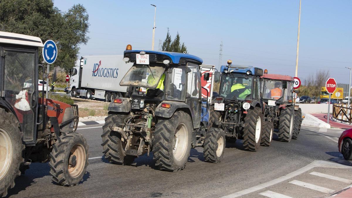 Retenciones de trafico por la tractorada en la rotonda CV-42 junto el polígono industrial de Alzira.