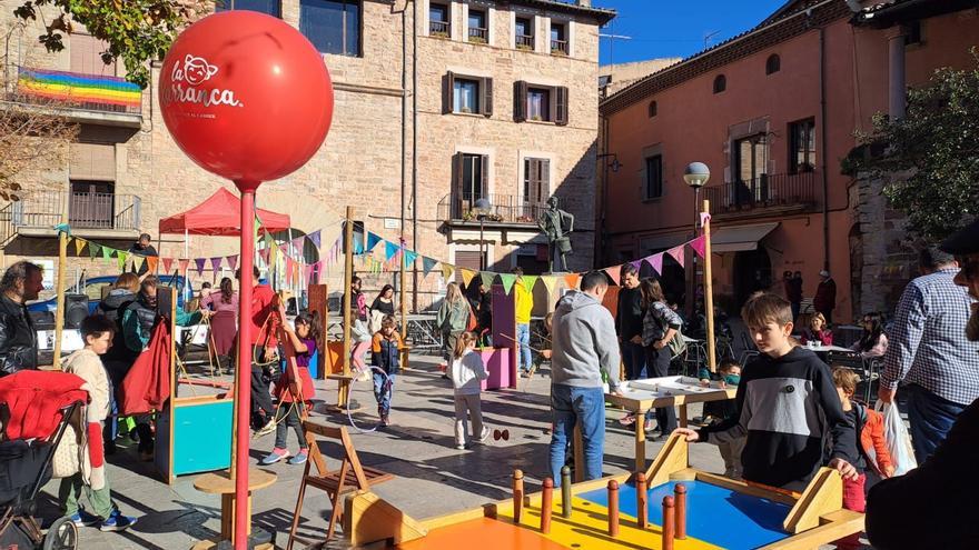 Santpedor omple la plaça Gran de jocs i diversió amb la Festa dels Drets dels Infants
