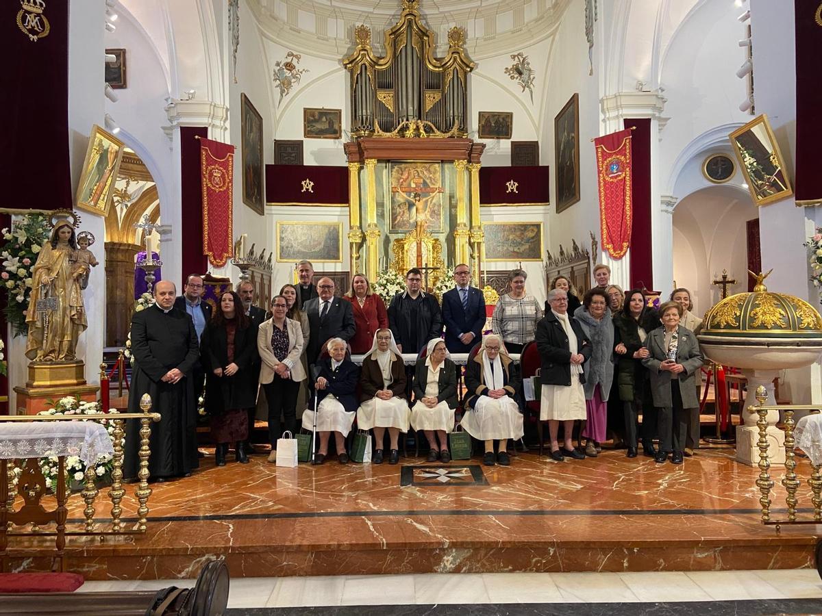 Autoridades civiles y religiosas, tras la misa de despedida de la comunidad mercedaria de La Rambla.