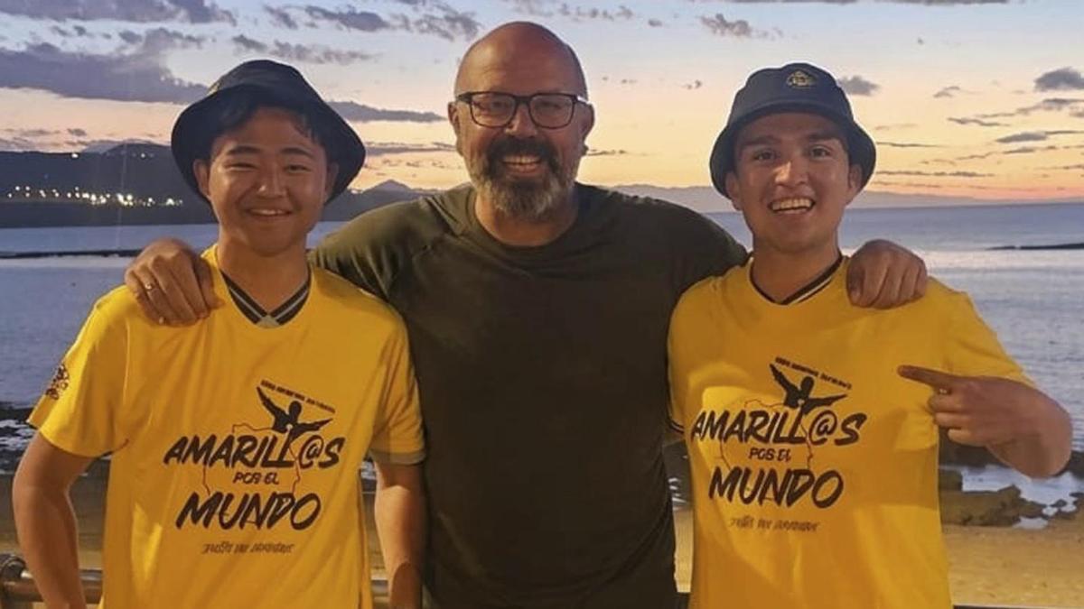 El aficionado Takahashi Seiichi (i) posa junto con Sergio Maccanti y Masahide Belford, el pasado lunes, en el paseo de Las Canteras.  |