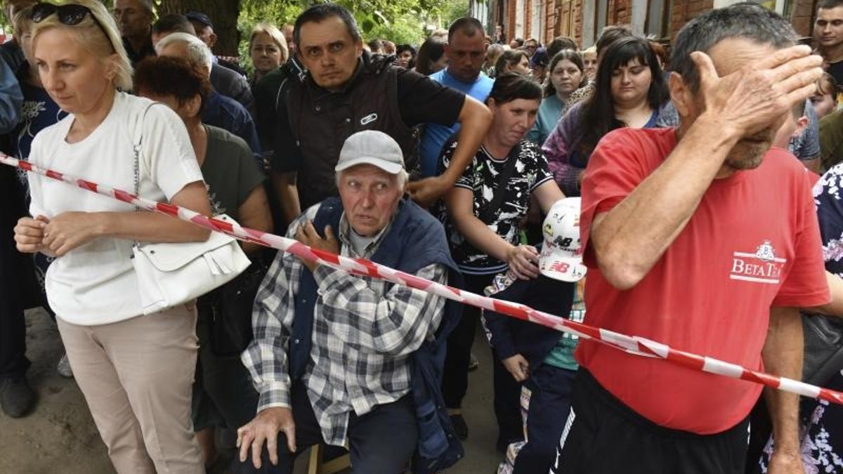 Refugiados de las regiones fronterizas rusas con Ucrania aguardan a recibir ayuda humanitaria en un centro de Kursk.