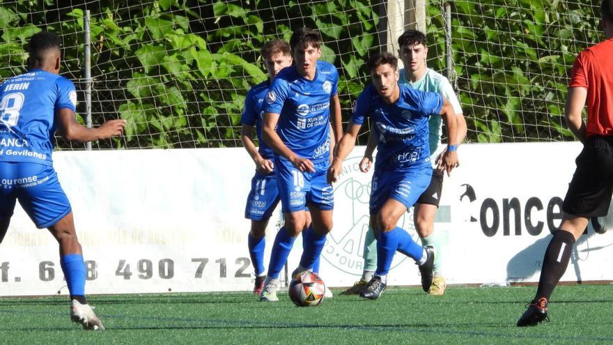 El Ourense CF, protegiendo el esférico en el duelo ante Covadonga. |  // FERNANDO CASANOVA