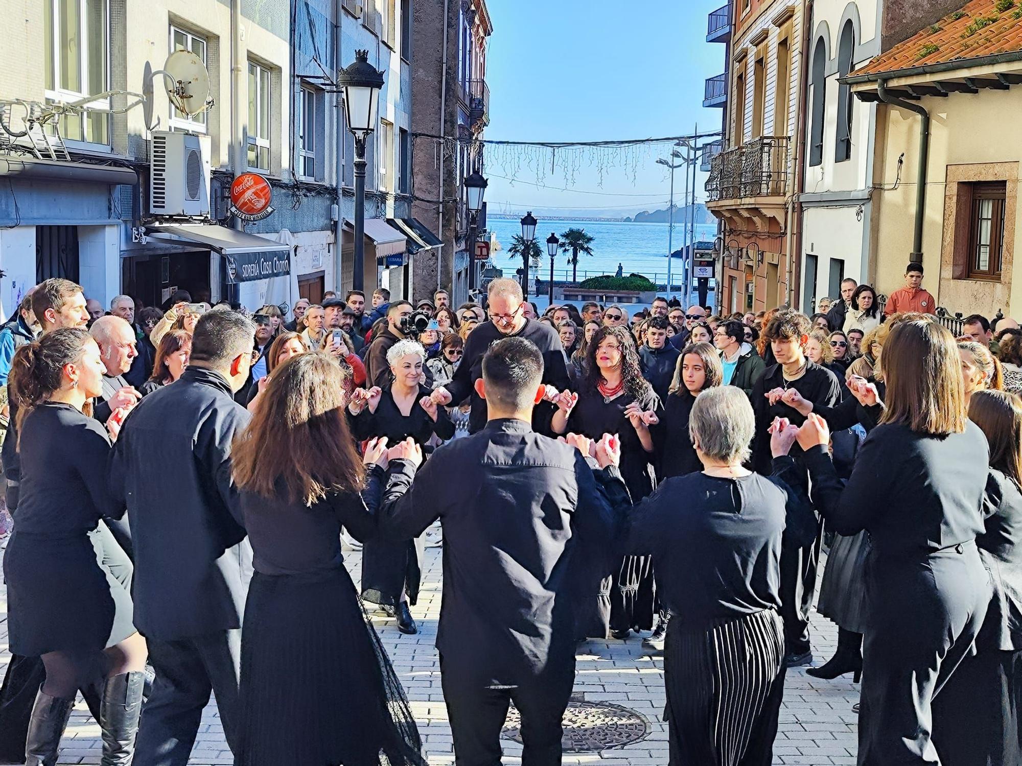 La "llamada a conceyu" del grupo San Félix llena Candás de música y baile