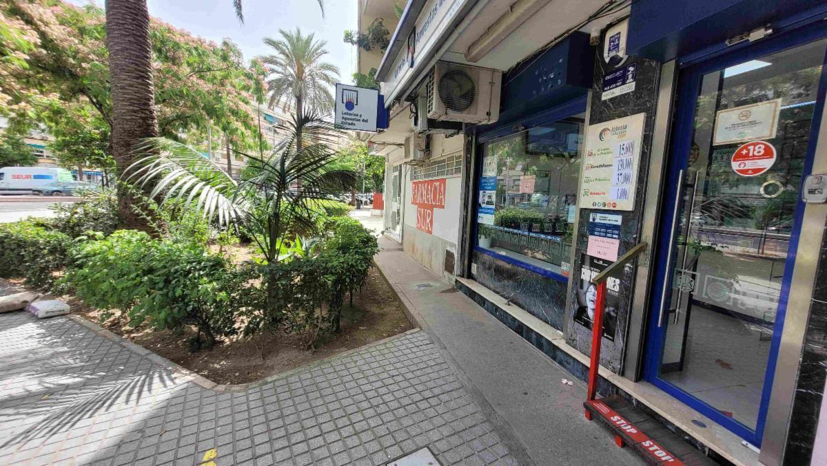 Administración de loterías de la avenida de Granada, en la que se ha repartido el tercer premio de la Lotería Nacional.