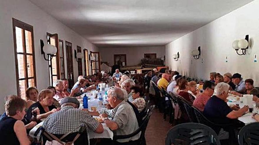 Los socios comparten una comida en la hospedería del Cristo.