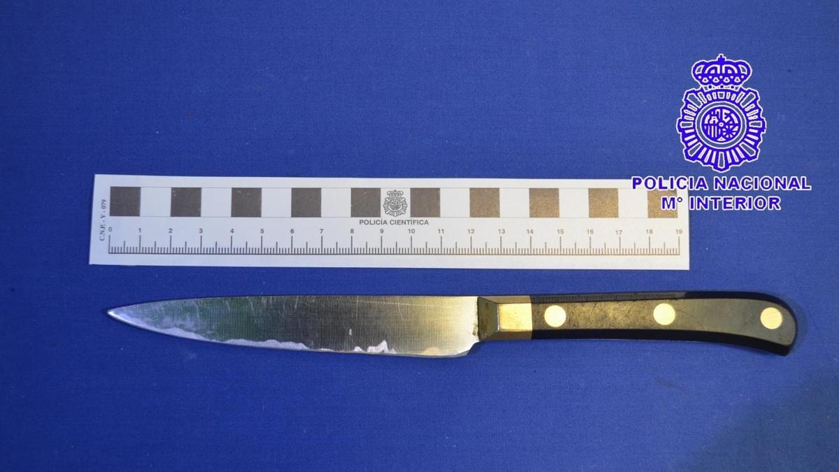 Cuchillo con el que el detenido trató de matar a su expareja en Valladolid.