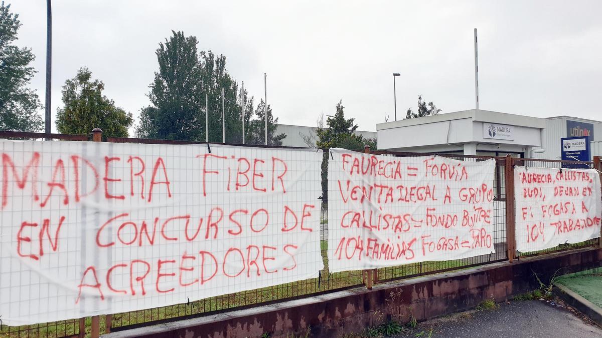 Pancartas colgadas en la antigua filial de Faurecia para denunciar la situación del centro.