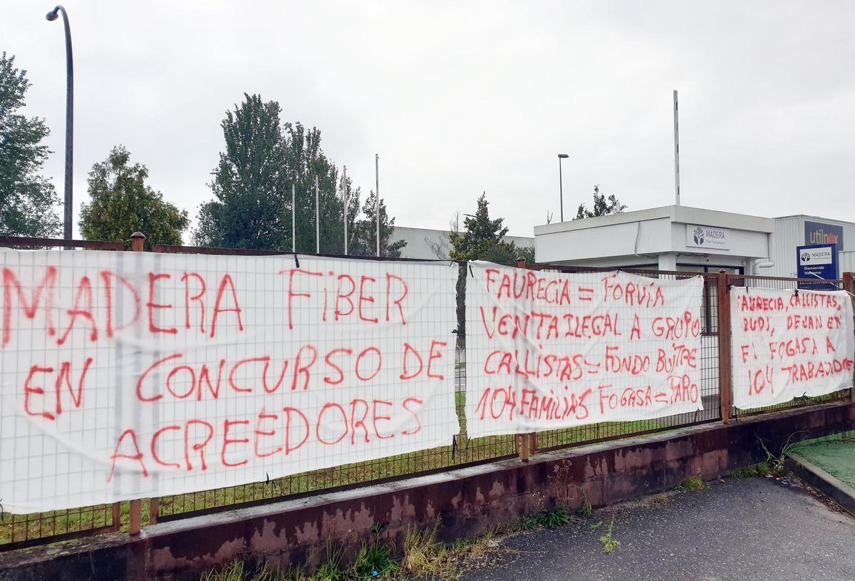 Pancartas colgadas en la antigua filial de Faurecia para denunciar la situación del centro.