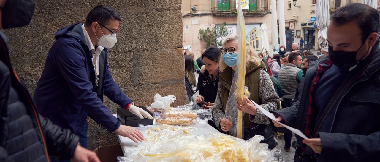 La cofradía de los Ramos monta la mesa de ofrendas, esta mañana en San Juan.