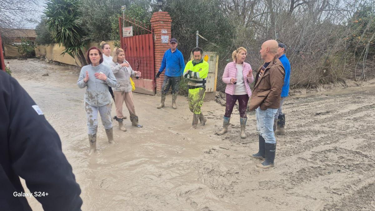 El portavoz del PSOE, Antonio Hurtado, durante su visita a las zonas inundadas.