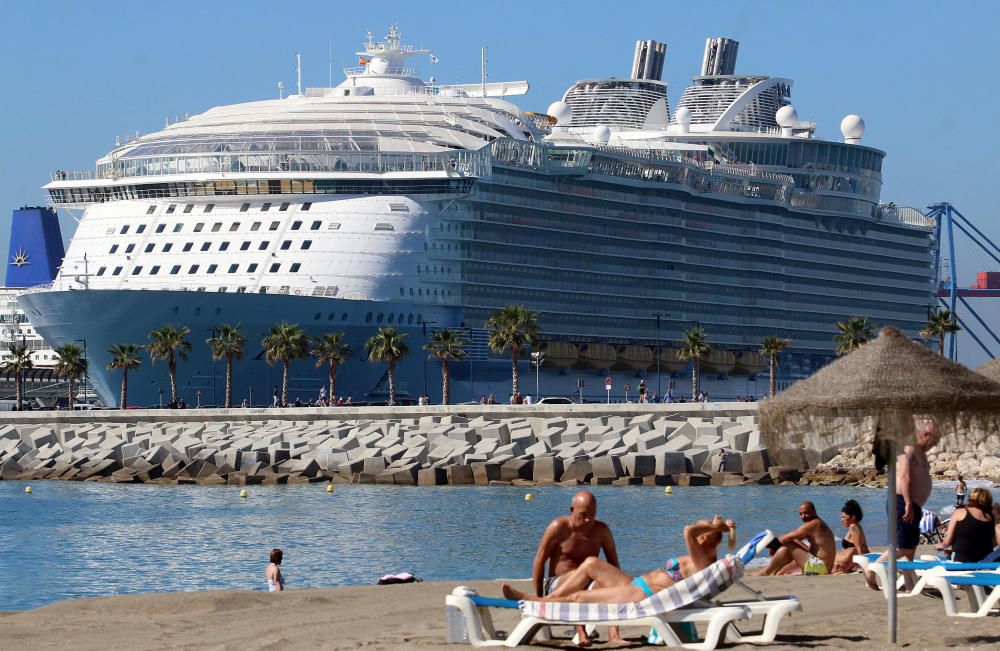 El crucero más grande del mundo, al igual que el Oasis y el Allure of the Seas, visita la capital de la Costa del Sol en una escala de diez horas.