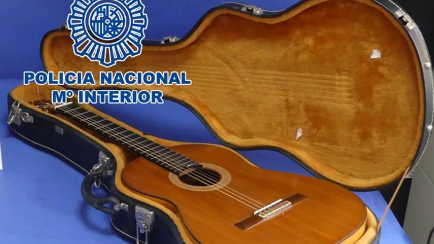 Guitarra recuperada por la Policía Nacional.