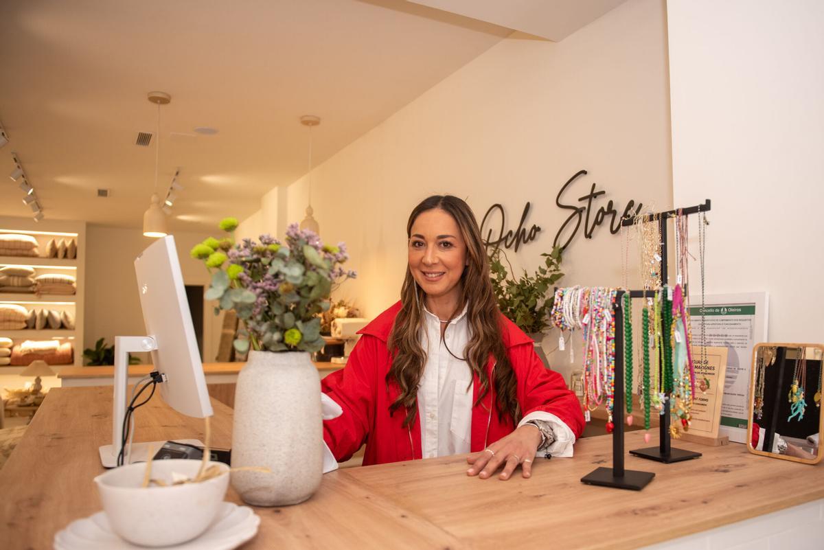 Iria Pereira, propietaria de Ocho Store, en Santa Cristina (Oleiros).
