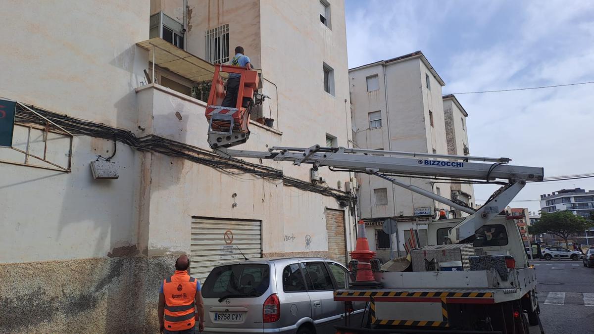 Un operario trata de asegurar uno de los balcones del bloque 8 para que nadie entre.