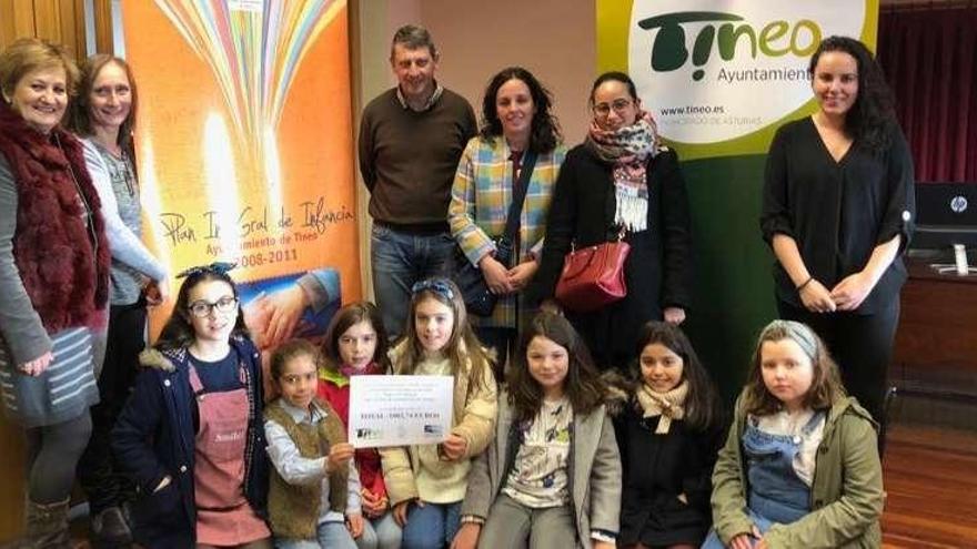 Participantes en las actividades solidarias de Tineo, con el cheque de 1.000 euros para Unicef.